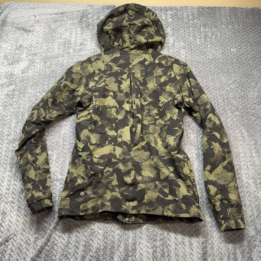 Lululemon Rise and Shine Jacket Women's Size 4 Green Camo Hooded Full Zip Active